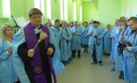Szpitalny kapelan święci nowy obiekt i obecnych na otwarciu.