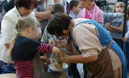 Agnieszka Wieloch plastyczka ze Skierniewic uczyła jak lepić naczynie z gliny.