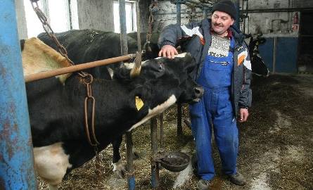 - Krowy to nasze żywicielki. Musimy o nie dbać jak najlepiej – mówi Dariusz Przemyski.
