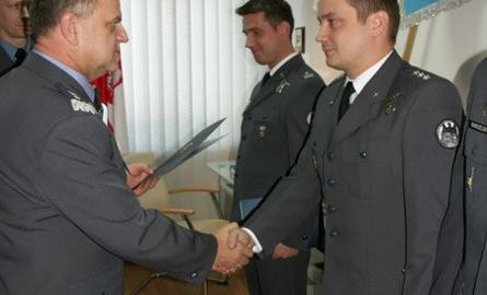 Porucznik Artur Ziętek (z prawej) przyjmuje gratulacje od generała Andrzeja Błasika, dowódcy Sił Powietrznych, za akcję w misji humanitarnej na Haiti.