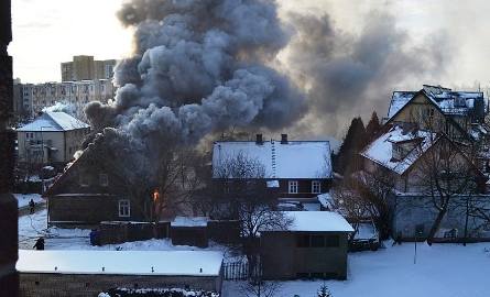 Pożar wybuchł przed godziną 14. Kłęby czarnego, a potem białego dymu były widoczne w niemal całym Białymstoku.Autor filmu: Mariusz Wasilewski