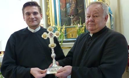 Prezentują go proboszcz, ksiądz Marian Czajkowski (z prawej) i redemptorysta, ojciec Łukasz Listopad. Drzazgi Krzyża umieszczono na starym płótnie i