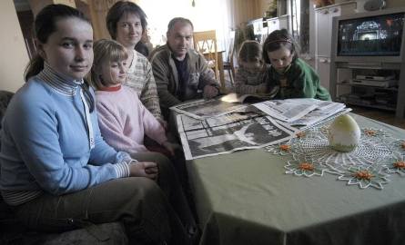 Rodzina Toczków. Od lewej: Renata, Aneta, mama Beata, tata Andrzej, Marta i kuzynka Agata. W piątek wszyscy zasiądą przed telewizorem, by oglądać pogrzeb
