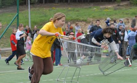 Ania Kusińska z Nietkowic pokazała w czasie turnieju szkół jak w szybkim tempie można zrobić zakupy w supermarkecie