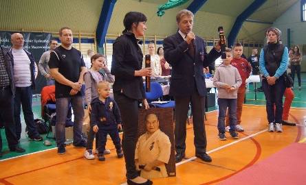 Trener koneckich karateków – sensei Beata Kij – otrzymała specjalne wyróżnienie od byłego szkoleniowca kadry narodowej Krzysztofa Borowca.