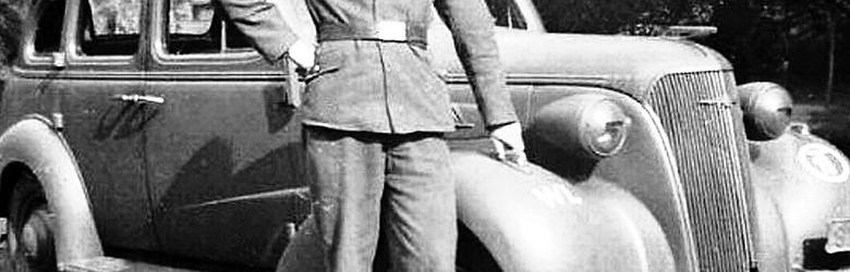 Niemiecki żołnierz z dumą pozuje przy chevrolecie z roku 1937. Kto wie, może jest to zdobyty w Polsce samochód, który zmontowano w fabryce Lilpop, Rau
