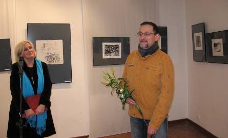 Z okazji Kazików Kazimierz Łyszcz otrzymał od Elżbiety Raczkowskiej, kuratora wystawy, piękne lilie.