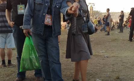 Wicemarszałek województwa Elżbieta Polak i burmistrz Kostrzyna Andrzej Kunt bawią się na Woodstocku.
