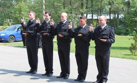 Daniel Szymański, Adam Kułaczkowski, Piotr Urbański, Dawid Jeliński i Błażej Talpa składają uroczyste ślubowanie strażaka.