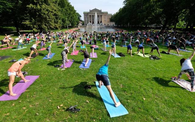 Poznań: Joga przy Fontannie. Tłumy w parku Adama Mickiewicza! [ZDJĘCIA]