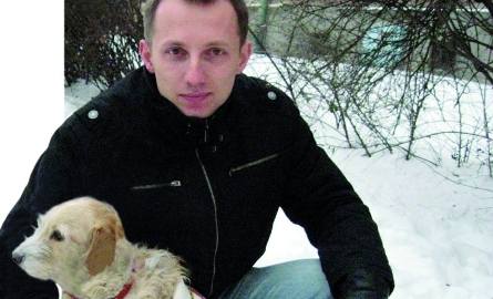 – Pieska można owinąć ciepłym kocem – udowadnia lekarz weterynarii Wojciech Karpiński