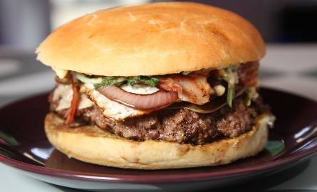 Tak prezentuje się English Bohoburger z Bohomass Lab  - zwycięzca konkursu Burger Contest w kategorii burgerów dowolnych.