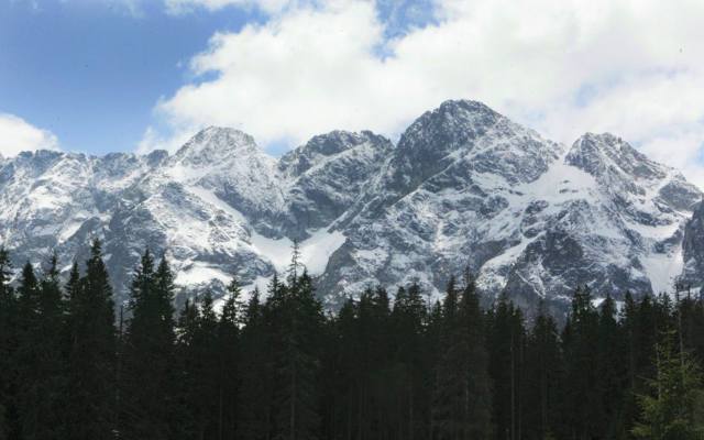 10 zaskakujących ciekawostek o Tatrach. Co leży na dnie Morskiego Oka, która jaskinia ma aż 30 km, skąd muszle na kapeluszach górali?