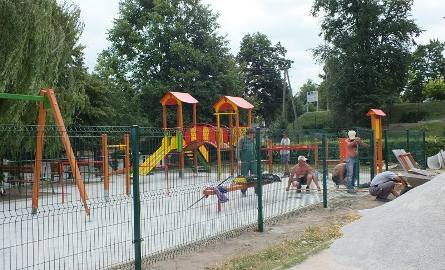 Przed szkołą podstawową w Mircu pracownicy kończą budowę nowoczesnego placu zabaw. Podobne miejsce powstaje w Wychowie Starym.