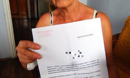 Elżbieta Grześkiewicz pokazuje pismo od dyrekcji przedszkola informujące o konieczności wyprowadzenia się.