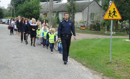 Dzieci wyposażone w kamizelki oraz gadżety odblaskowe chętnie wyruszyły na pierwszy szkolny spacer