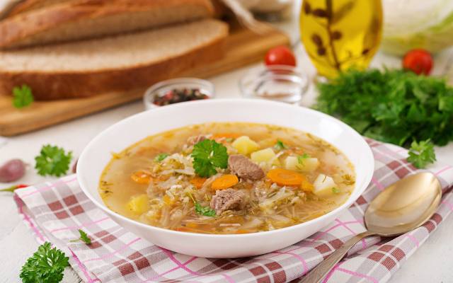 Apetyczny kapuśniak na obiad. Zobacz tradycyjny przepis na zupę na żeberkach. Jeden składnik gwarantuje sukces