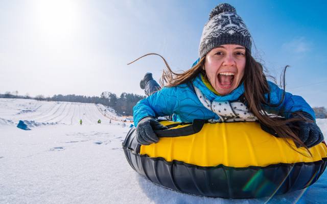 7 nietypowych sportów i zabaw na zimę dla dzieci i dorosłych. Narty do fruwania, pontony śniegowe, żaglówki lodowe i „tłuste rowery”