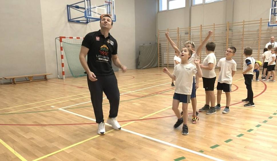 Film do artykułu: Fundacja Polsko-Litewska wraz z Młodymi Żubrami Białystok uczy dzieci gry w koszykówkę