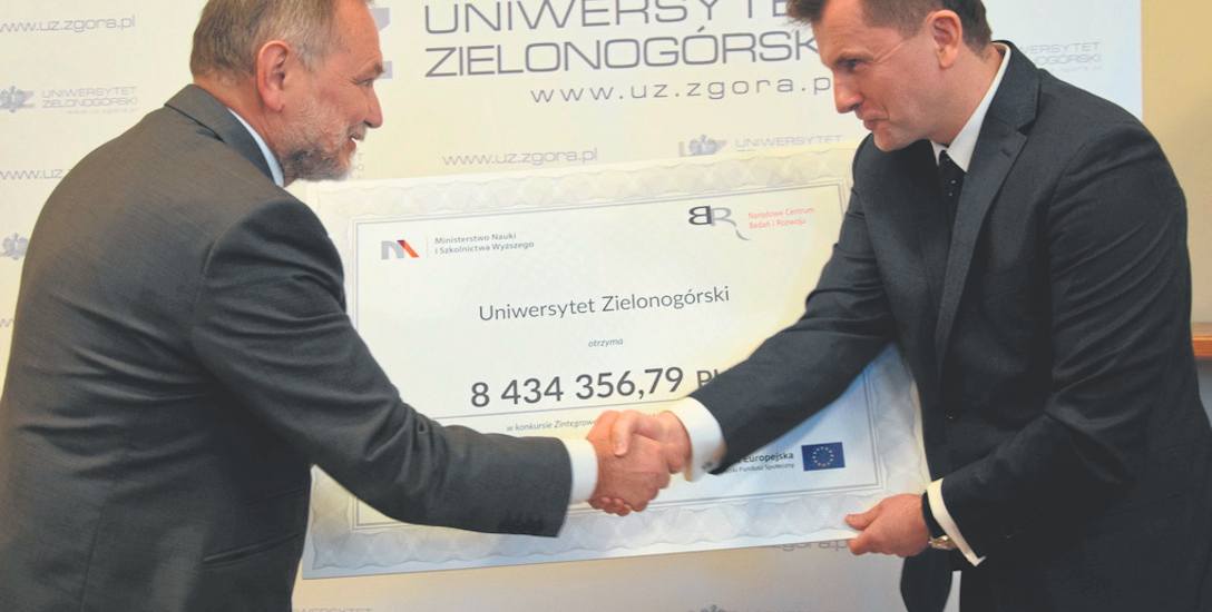 Poseł Artur Zasada przekazuje rektorowi UZ, prof. Tadeuszowi Kuczyńskiemu, symboliczny czek
