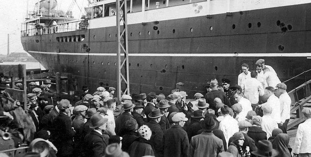 Gdańsk, rok 1927. Polacy wchodzą na statek wiozący emigrantów do USA