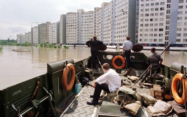 Powódź Tysiąclecia. 29 lat temu wielka woda wdzierała się do Wrocławia. Straty były potężne