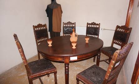 W  centralnym  miejscu  jednego z pomieszczeń stoi duży okrągły stół. Przy takich stołach  mieli zasiadać rycerze.