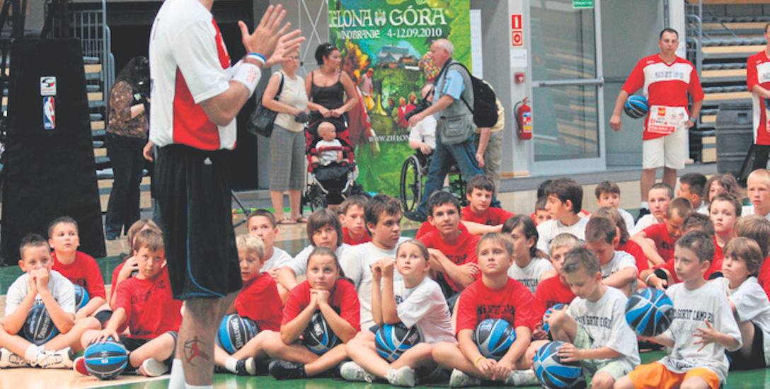 W hali sportowej CRS gościł m.in. Marcin Gortat, który udzielił lekcji gry w kosza wielu młodym zielonogórzanom