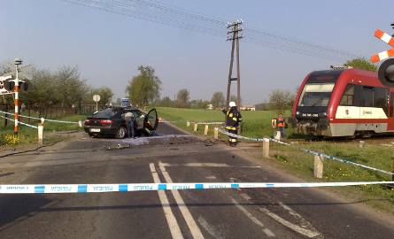 Wypadek w Jabłonowie. Samochód uderzył w szynobus, kierowca auta w szpitalu
