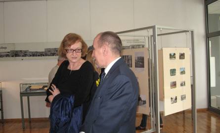 O dalszych wystawach rozmawiali dyrektor Kazimierz Jaroszek i Anna Skubisz- Szymanowska, dyrektor miejskiej biblioteki.