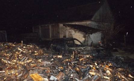Pożar w gminie Raków. Spłonął samochód i budynki 