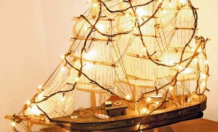 Statek ozdobiony lampkami zamiast choinki? Tak! To grecka bożonarodzeniowa tradycja.