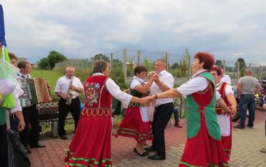 Panie z Koła Gospodyń Wiejskich z Piotrowa porywały do tańca uczestników pikniku.