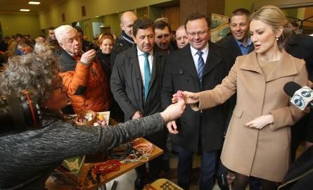 Jedna z Lalek Dobrych Życzeń trafiła w ręce kandydatki na prezydenta Polski, Magdaleny Ogórek.