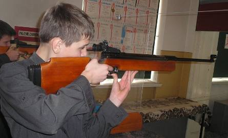 Nauka strzelania w II c zbąszyńskiego liceum