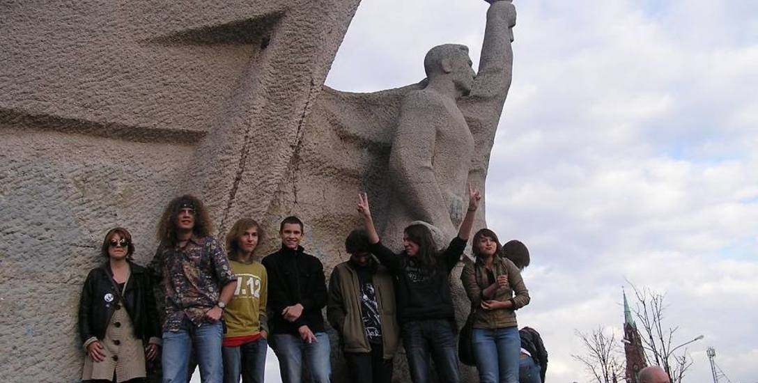 Tysiąc dąbrowian chce protestować przeciw burzeniu pomnika
