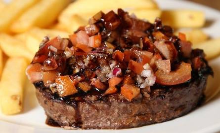 Steki z wołowiny Black Angus to wizytówka nowej restauracji. Można je zamówić przyrządzone na kilka sposobów, między innymi z siekanego mięsa w wersji