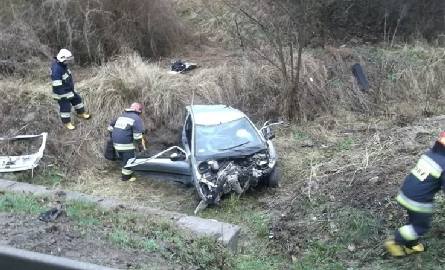 Wypadek w Czekarzewicach Drugich. Samochód uderzył w bariery i w przepust