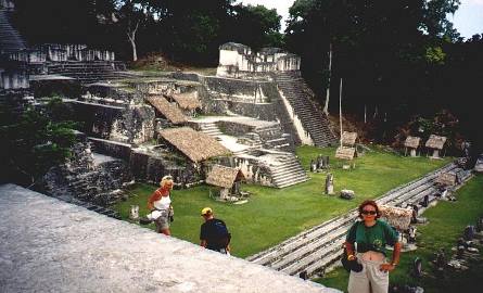 Główny plac dawnego miasta Tikal w Gwatemali