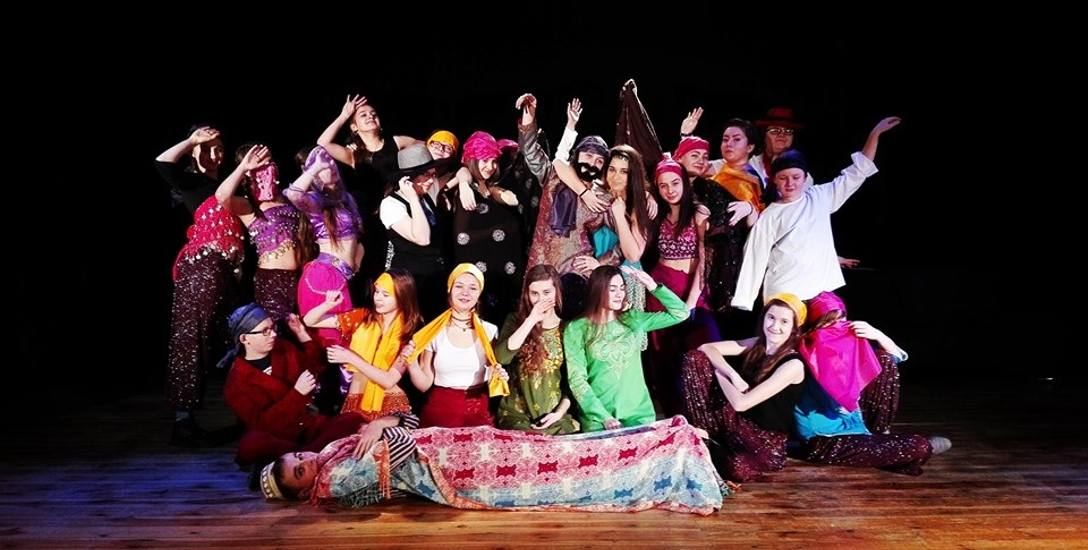 Zespół Teatru Marionetka podczas próby sztuki opartej na tekście Moliera, wielkiego, francuskiego komediopisarza.