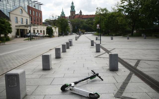 Kraków na wojnie z porzuconymi hulajnogami. 5600 uprzątniętych, będą usuwane z większego obszaru