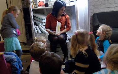 Podczas spotkań w Szaflandii to Lucyna Brzezinska-Eluszkiewicz czyta dzieciom wyjątkowe bajki. Tym razem to bywalcy TuCzyTam. Kamienica 12 przeczytają