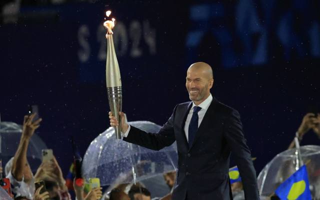 Wielkie wyróżnienie dla piłkarskiej legendy. Zinedine Zidane niósł olimpijski ogień ZDJĘCIA
