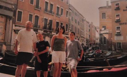 Z żoną Małgorzatą i synami  Tomkiem (w środku) oraz Pawłem na wycieczce przez 10 laty w Wenecji.