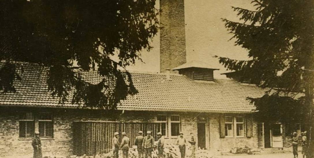Budynek krematorium w KL Dachau. Przy ciałach więźniów żołnierze amerykańscy, 29 IV 1945 r.