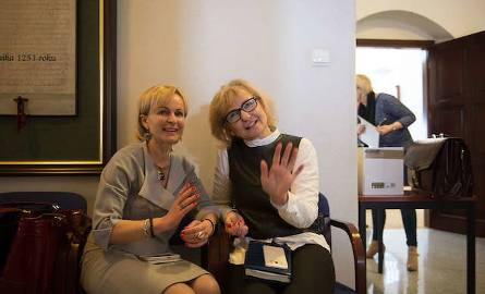 Posłanka Iwona Michałek (na zdjęciu z prawej) mówiła o manipulowaniu emocjami podczas zbierania podpisów. Choć to debiutantka w  Sejmie, jej  wystąpienie