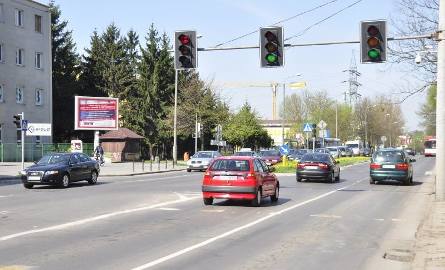 Sygnalizacja świetlna na skrzyżowaniu ulic Narutowicza i Kościuszki została zamontowana tymczasowo. Ponieważ dobrze spełnia swoje zadanie, ma zostać