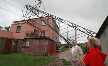 W Radkowicach słup energetyczny przewrócił się na dom.