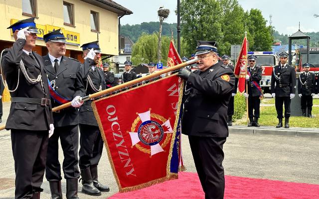 Strażacy z gminy Łużna otrzymali trzy wozy strażackie. Mają też nowoczesną remizę. Były oznaczenia i nagrody