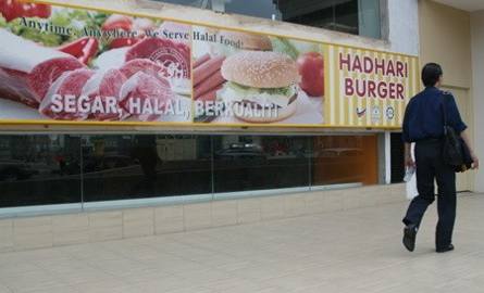 Na ulicach możemy znaleźć informacje, że sprzedawane mięso pochodzi z uboju zgodnego z zasadami halal